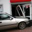 Galeria foto: Opel wjecha w budynek stacji benzynowej